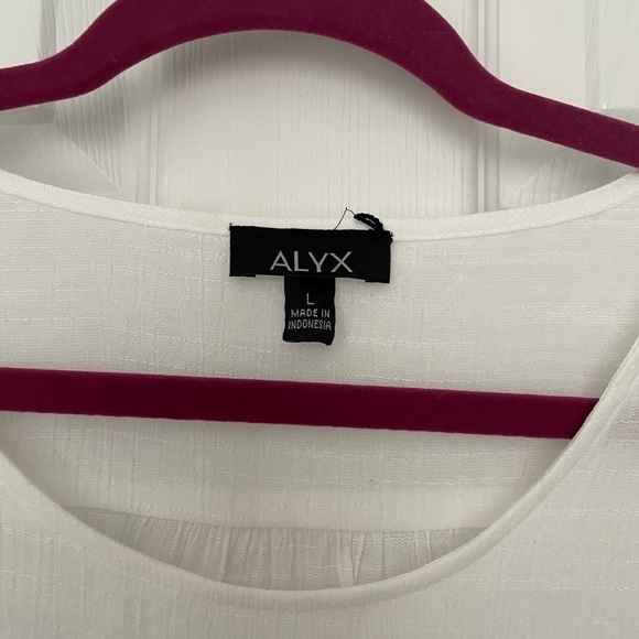 Alex white Top. Pull over, 3/4 length flutter sleaves BOHO. Size L - Picture 2 of 9